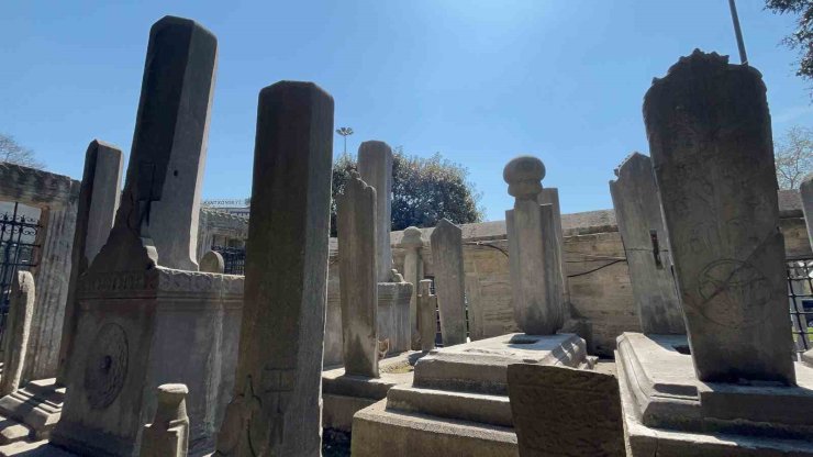 ŞEHZADEBAŞI CAMİİ HAZİRESİ ESKİ GÜNLERİNE DÖNMEYİ BEKLİYOR