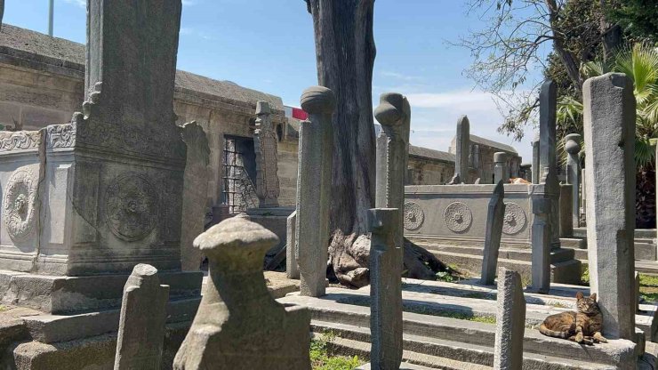 ŞEHZADEBAŞI CAMİİ HAZİRESİ ESKİ GÜNLERİNE DÖNMEYİ BEKLİYOR