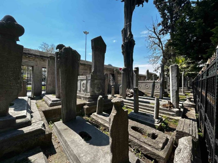ŞEHZADEBAŞI CAMİİ HAZİRESİ ESKİ GÜNLERİNE DÖNMEYİ BEKLİYOR