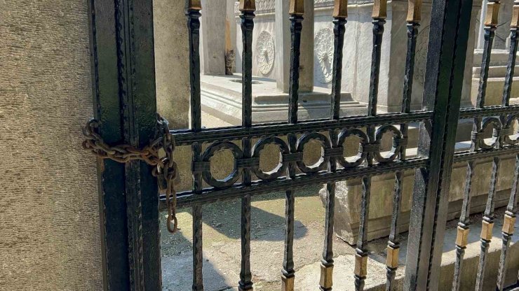 ŞEHZADEBAŞI CAMİİ HAZİRESİ ESKİ GÜNLERİNE DÖNMEYİ BEKLİYOR