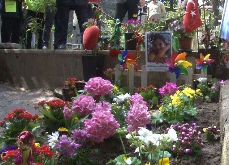 İTALYAN ŞEFİN OĞLU MATTİA AHMET MİNGUZZİ’NİN TAHRİP EDİLEN MEZARI ONARILDI