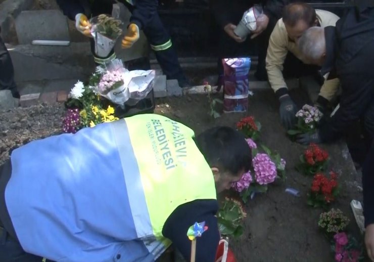 İTALYAN ŞEFİN OĞLU MATTİA AHMET MİNGUZZİ’NİN TAHRİP EDİLEN MEZARI ONARILDI