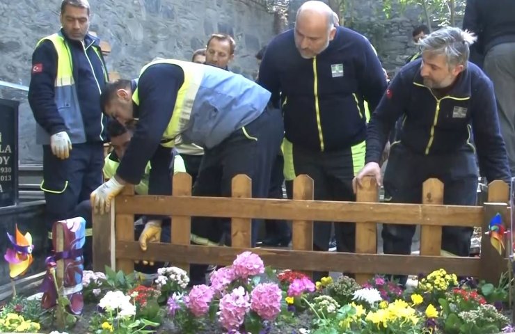 İTALYAN ŞEFİN OĞLU MATTİA AHMET MİNGUZZİ’NİN TAHRİP EDİLEN MEZARI ONARILDI