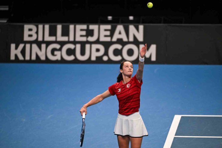 A MİLLİ KADIN TENİS TAKIMI, İSVEÇ’İ 2-1 MAĞLUP ETTİ