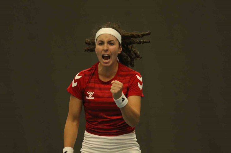 A MİLLİ KADIN TENİS TAKIMI, İSVEÇ’İ 2-1 MAĞLUP ETTİ