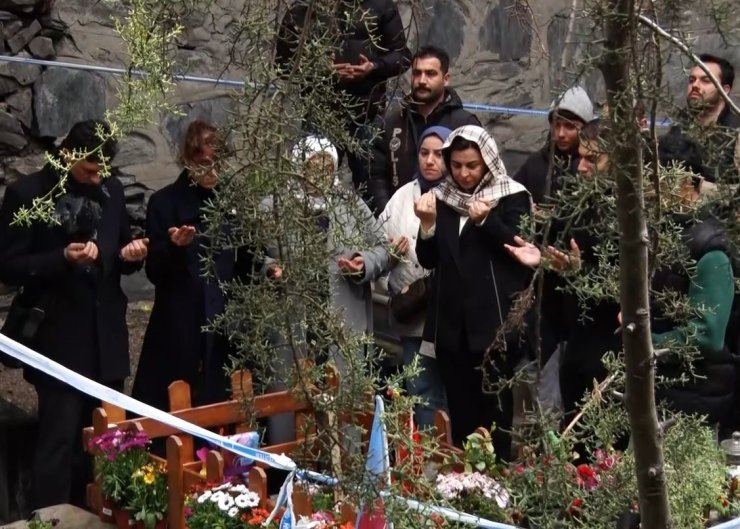 DURUŞMA SONRASI AİLESİNDEN MATTİA AHMET MİNGUZZİ’NİN TAHRİP EDİLEN MEZARINA ZİYARET