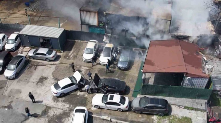 BAŞAKŞEHİR’DEKİ YANGINDAN ARAÇLARI VE KURBANLIKLARI BÖYLE KURTARMAYA ÇALIŞTILAR