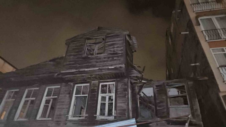 İSTANBUL’U LODOS VURDU: BEYOĞLU’NDA BİNA ÇÖKTÜ, KAĞITHANE’DE ÇATI UÇTU