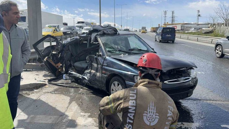 ARNAVUTKÖY’DE İLGİNÇ KAZA: KENDİSİNE YEŞİL YANDIĞINI DÜŞÜNEN SÜRÜCÜ YOLA ATLADI, 2 YARALI