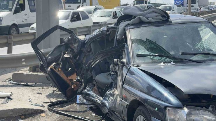 ARNAVUTKÖY’DE İLGİNÇ KAZA: KENDİSİNE YEŞİL YANDIĞINI DÜŞÜNEN SÜRÜCÜ YOLA ATLADI, 2 YARALI