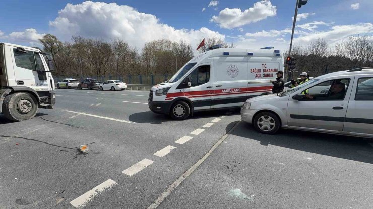 ARNAVUTKÖY’DE İLGİNÇ KAZA: KENDİSİNE YEŞİL YANDIĞINI DÜŞÜNEN SÜRÜCÜ YOLA ATLADI, 2 YARALI