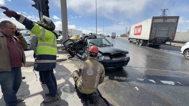 ARNAVUTKÖY’DE İLGİNÇ KAZA: KENDİSİNE YEŞİL YANDIĞINI DÜŞÜNEN SÜRÜCÜ YOLA ATLADI, 2 YARALI