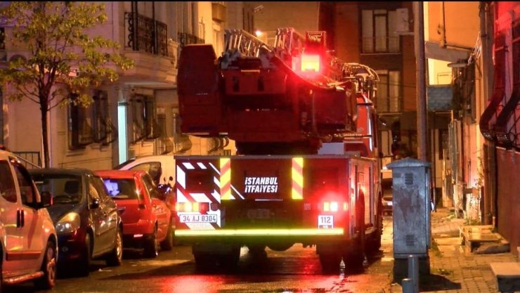 İSTANBUL’U LODOS VURDU: BEYOĞLU’NDA BİNA ÇÖKTÜ, KAĞITHANE’DE ÇATI UÇTU