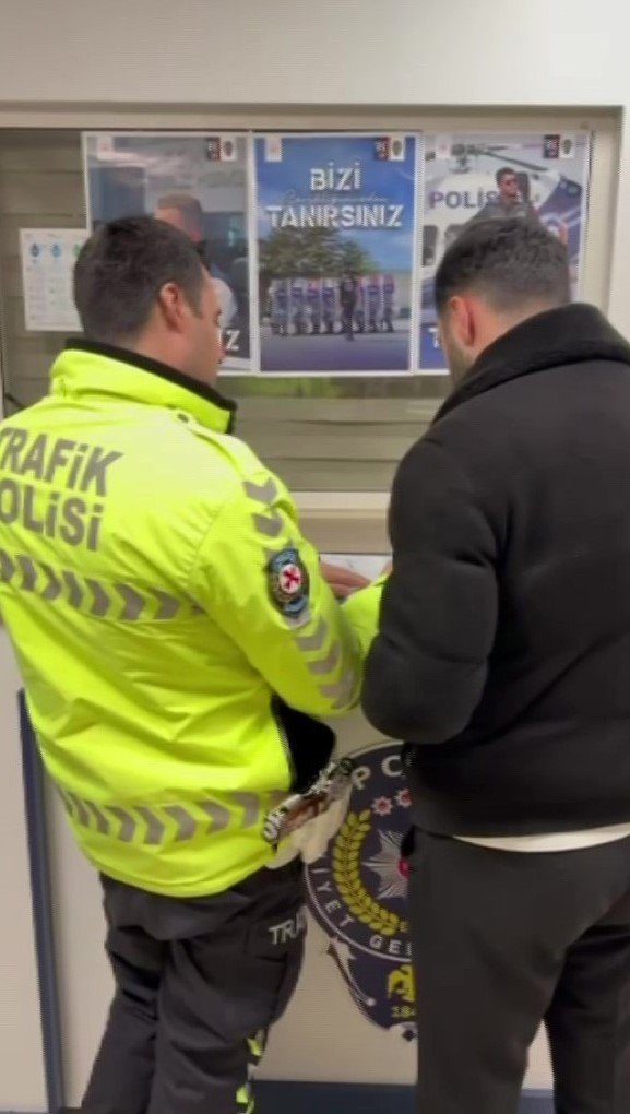 PENDİK’TE BİR SÜRÜCÜ, YAYA GEÇİDİNDEKİ KİŞİNİN ÜZERİNE OTOMOBİLİNİ SÜRDÜ