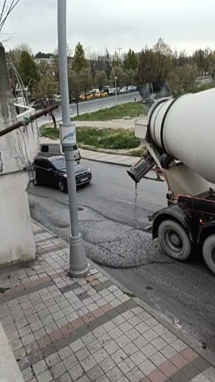 SULTANGAZİ’DE MİKSERDEN DÖKÜLEN BETON SÜRÜCÜLERE ZOR ANLAR YAŞATTI: O ANLAR KAMERADA