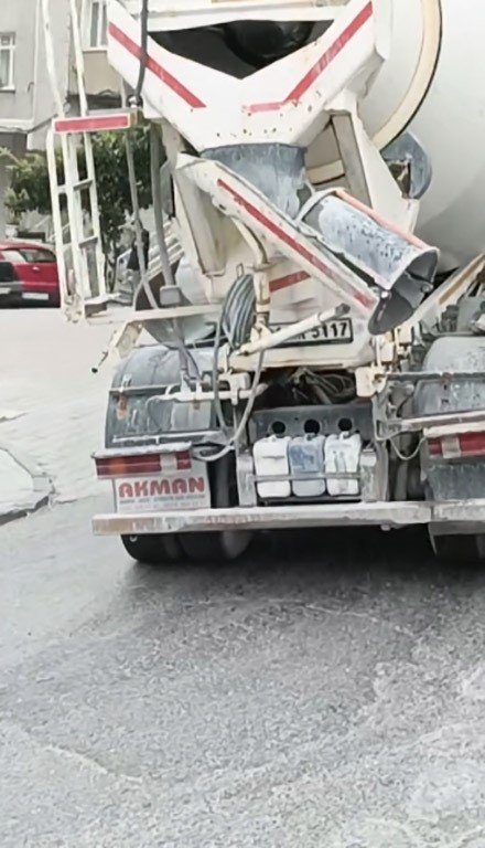 SULTANGAZİ’DE MİKSERDEN DÖKÜLEN BETON SÜRÜCÜLERE ZOR ANLAR YAŞATTI: O ANLAR KAMERADA