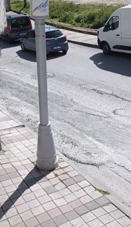 SULTANGAZİ’DE MİKSERDEN DÖKÜLEN BETON SÜRÜCÜLERE ZOR ANLAR YAŞATTI: O ANLAR KAMERADA