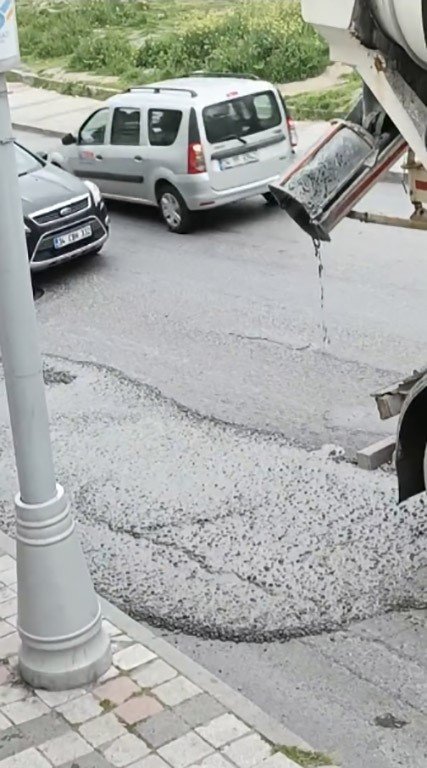 SULTANGAZİ’DE MİKSERDEN DÖKÜLEN BETON SÜRÜCÜLERE ZOR ANLAR YAŞATTI: O ANLAR KAMERADA