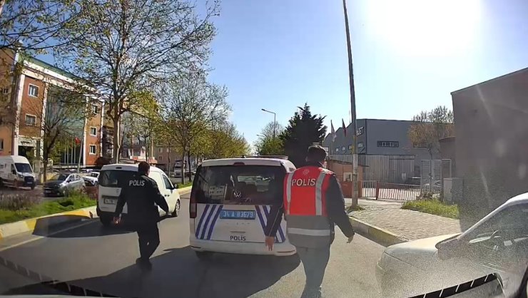 ESENYURT’TA, TRAFİKTE ARAÇ SÜRÜCÜSÜYLE TARTIŞAN POLİS MEMURU GÖREVDEN UZAKLAŞTIRILDI