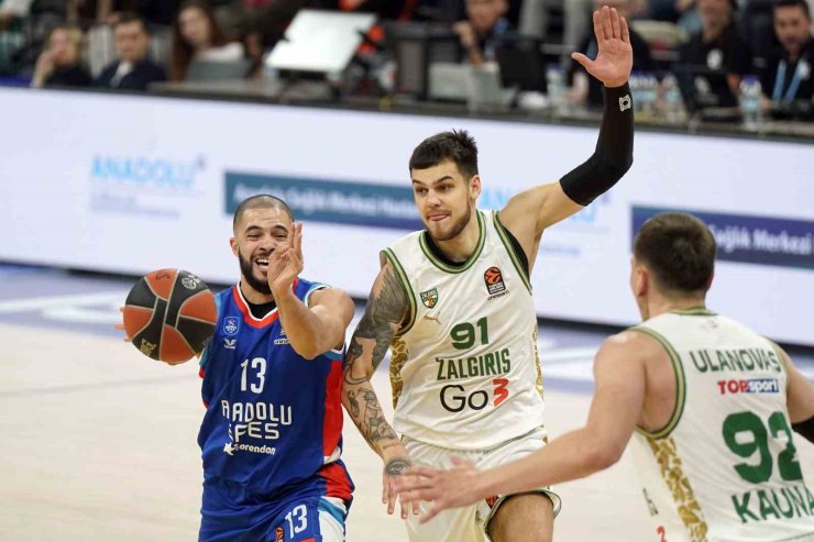 A. EFES, EUROLEAGUE’DE PLAY-OFF’U GARANTİLEDİ