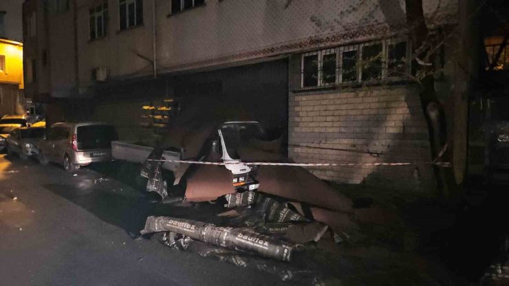 İSTANBUL’U LODOS VURDU: BEYOĞLU’NDA BİNA ÇÖKTÜ, KAĞITHANE’DE ÇATI UÇTU