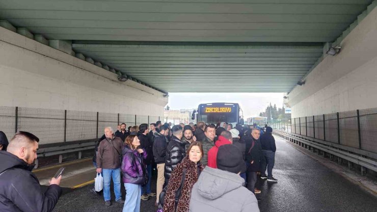 AVCILAR’DA METROBÜS BOZULDU, VATANDAŞLAR YOLDA KALDI
