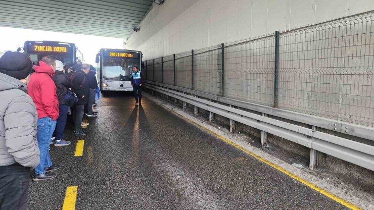 AVCILAR’DA METROBÜS BOZULDU, VATANDAŞLAR YOLDA KALDI