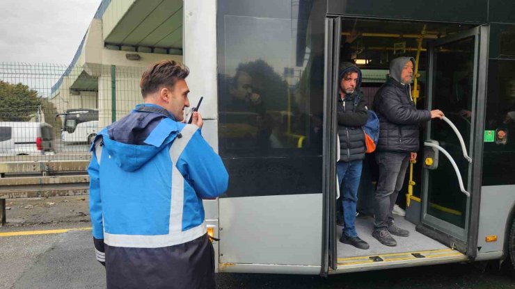 AVCILAR’DA METROBÜS BOZULDU, VATANDAŞLAR YOLDA KALDI