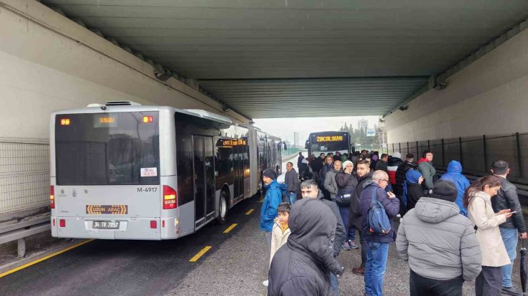 AVCILAR’DA METROBÜS BOZULDU, VATANDAŞLAR YOLDA KALDI