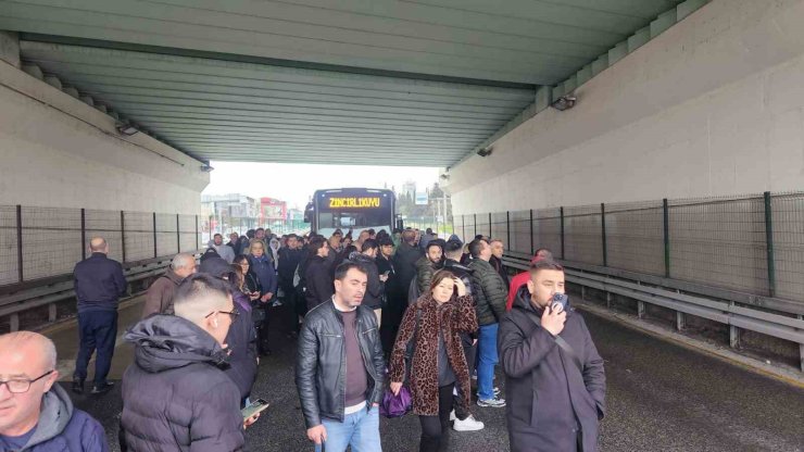 AVCILAR’DA METROBÜS BOZULDU, VATANDAŞLAR YOLDA KALDI