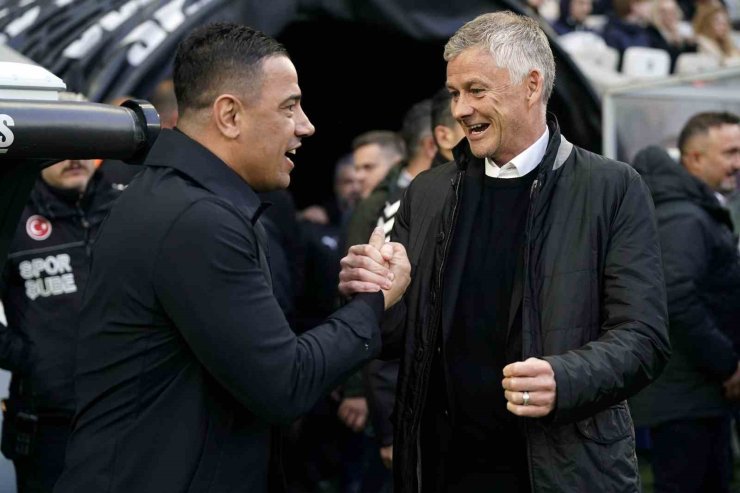 TRENDYOL SÜPER LİG: BEŞİKTAŞ: 0 - BAŞAKŞEHİR: 0 (MAÇ DEVAM EDİYOR)