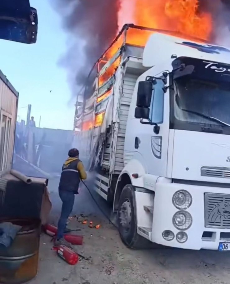 ATAŞEHİR’DE PARK HALİNDEKİ KAMYONUN KASASI ALEV ALEV YANDI