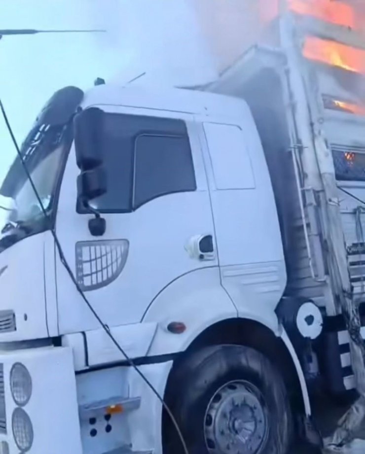 ATAŞEHİR’DE PARK HALİNDEKİ KAMYONUN KASASI ALEV ALEV YANDI