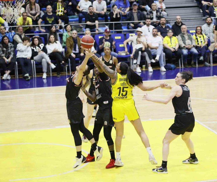 FENERBAHÇE SERİDE 1-0 ÖNE GEÇTİ