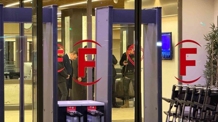 SIRRI SÜREYYA ÖNDER, KALP RAHATSIZLIĞI NEDENİYLE HASTANEYE KALDIRILDI