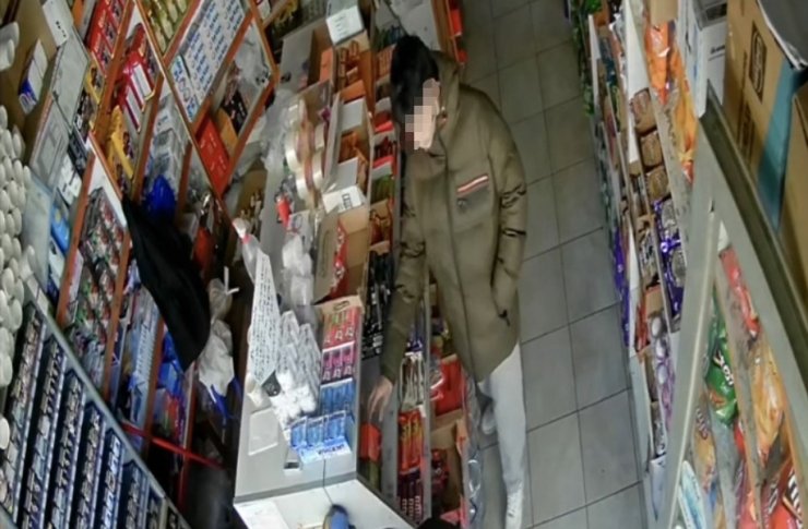 SULTANGAZİ’DE MARKETTEN 600 TL DEĞERİNDE ÇİKOLATA ÇALDI: O ANLAR KAMERADA