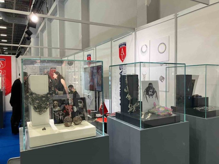 İSTANBUL JEWELRY SHOW’DA ÖĞRENCİLERİN TASARIMLARI STANTLARI SÜSLEDİ