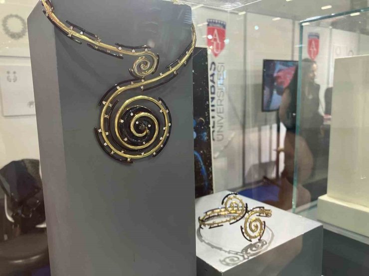 İSTANBUL JEWELRY SHOW’DA ÖĞRENCİLERİN TASARIMLARI STANTLARI SÜSLEDİ