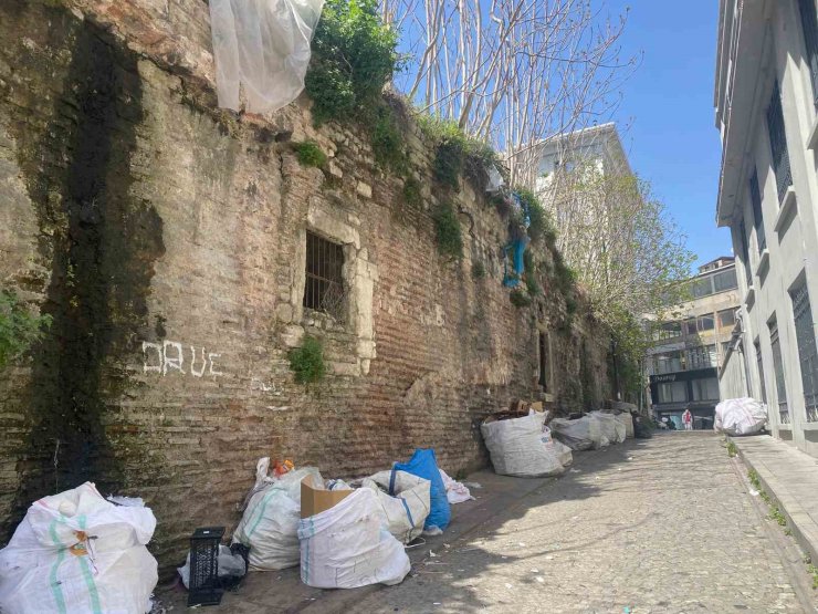 FATİH’TE ACIMUSLUK SOKAĞI SARNICI HURDA VE KAĞIT DEPOSU OLARAK KULLANILIYOR