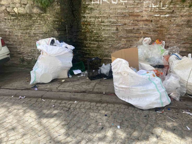 FATİH’TE ACIMUSLUK SOKAĞI SARNICI HURDA VE KAĞIT DEPOSU OLARAK KULLANILIYOR