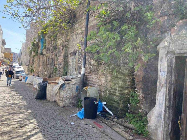 FATİH’TE ACIMUSLUK SOKAĞI SARNICI HURDA VE KAĞIT DEPOSU OLARAK KULLANILIYOR