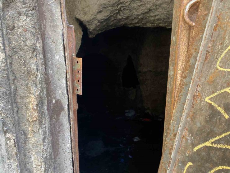 FATİH’TE ACIMUSLUK SOKAĞI SARNICI HURDA VE KAĞIT DEPOSU OLARAK KULLANILIYOR