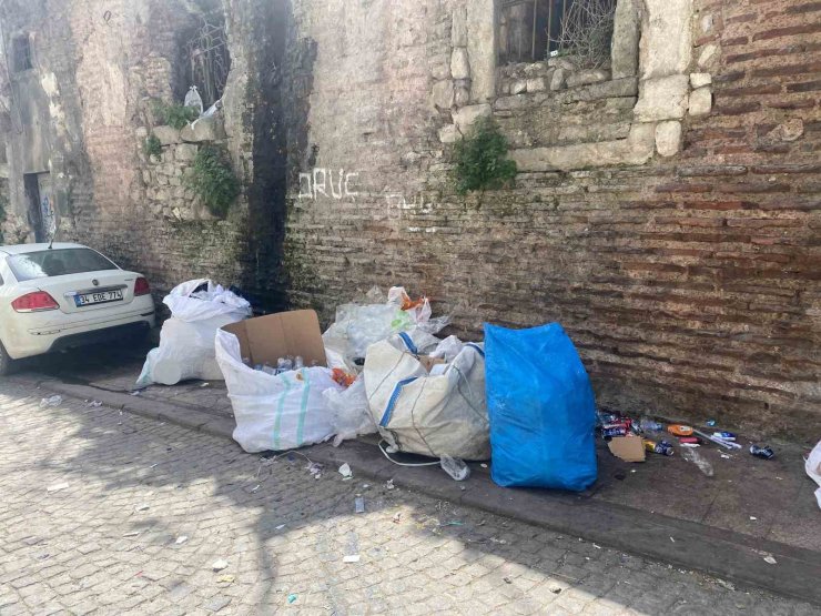 FATİH’TE ACIMUSLUK SOKAĞI SARNICI HURDA VE KAĞIT DEPOSU OLARAK KULLANILIYOR