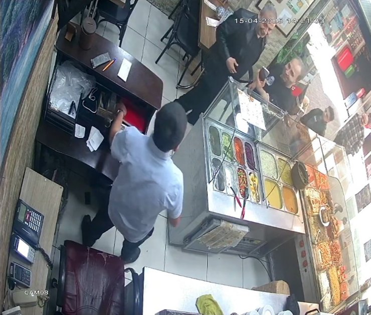 KRİZDEN SAATLER ÖNCE BEYOĞLU’NDAYDI: SIRRI SÜREYYA ÖNDER’İN SON GÖRÜNTÜLERİ KAMERADA