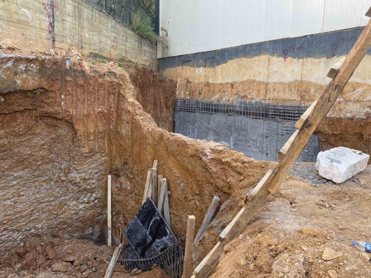 ATAŞEHİR’DE İNŞAAT ALANINDA GÖÇÜK: 3 İŞÇİ KURTARILDI