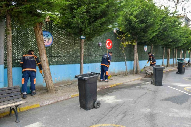 ESENYURT’TA OKUL BAHÇELERİNİN TEMİZLİK ÇALIŞMASI SÜRÜYOR