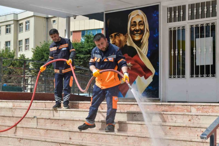 ESENYURT’TA OKUL BAHÇELERİNİN TEMİZLİK ÇALIŞMASI SÜRÜYOR