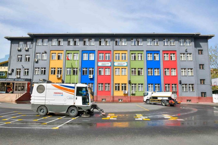 ESENYURT’TA OKUL BAHÇELERİNİN TEMİZLİK ÇALIŞMASI SÜRÜYOR