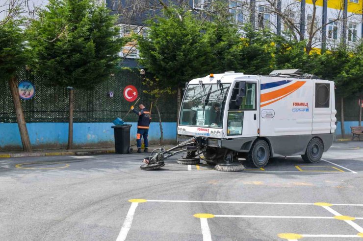 ESENYURT’TA OKUL BAHÇELERİNİN TEMİZLİK ÇALIŞMASI SÜRÜYOR