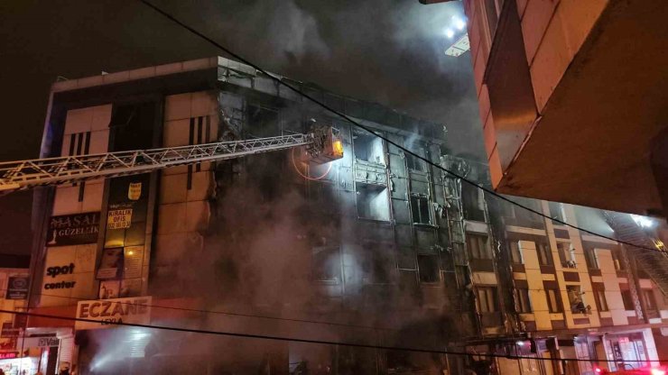 İŞ MERKEZİNDE BAŞLAYAN YANGIN, YANINDAKİ BİNALARA VE ARAÇLARA SIÇRADI